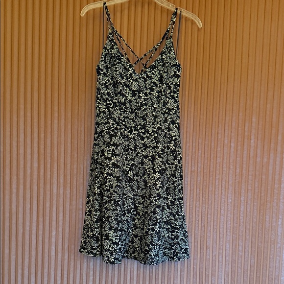 mine britton Dresses & Skirts - Floral Navy and White Dress